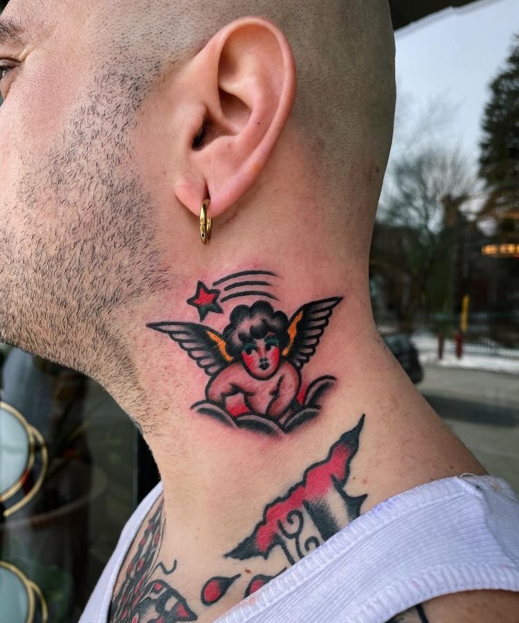 tatuagem-masculina-no-pescoco-13 A imagem mostra uma pessoa de perfil com uma tatuagem no pescoço representando um anjo com asas e uma estrela vermelha acima. A pessoa tem a cabeça raspada e usa um brinco dourado de argola na orelha esquerda.