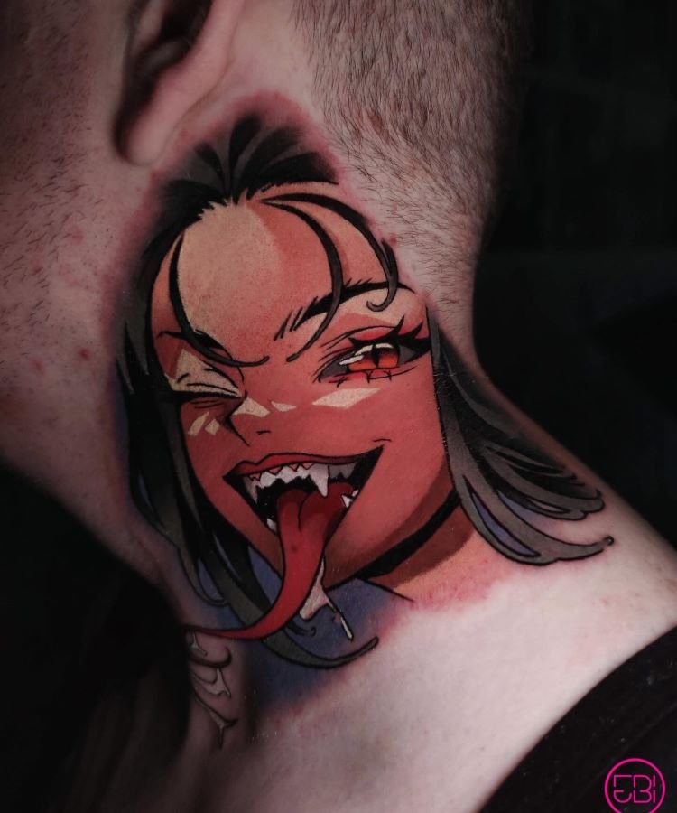 tatuagem-masculina-no-pescoco-17 A imagem mostra uma pessoa de perfil com cabelo raspado. Ela tem uma tatuagem no pescoço de uma personagem de anime com pele vermelha, olhos vermelhos, cabelos pretos e língua para fora. A tatuagem é colorida e cobre a lateral do pescoço, com detalhes expressivos e sombreamento.