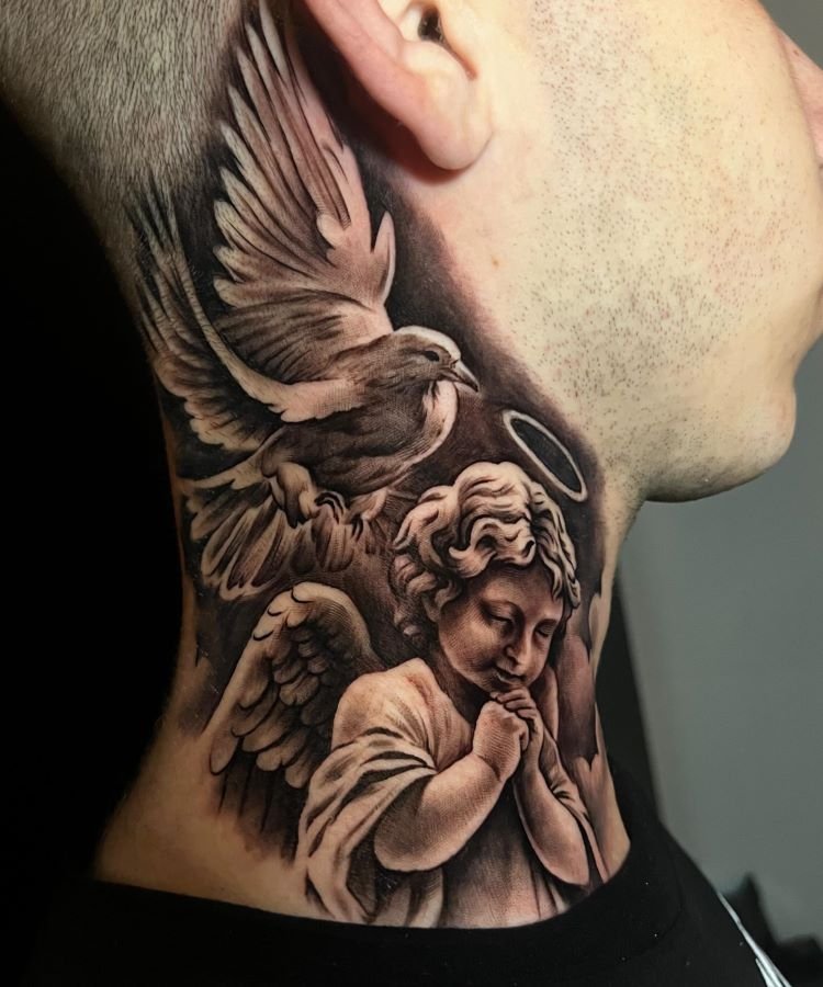 tatuagem-masculina-no-pescoco-2 A imagem mostra uma pessoa de perfil com cabelo raspado. Ela tem uma tatuagem no pescoço de um anjo rezando, com asas detalhadas e um pássaro voando acima. A tatuagem é em preto e cinza, cobrindo a lateral do pescoço até a nuca.
