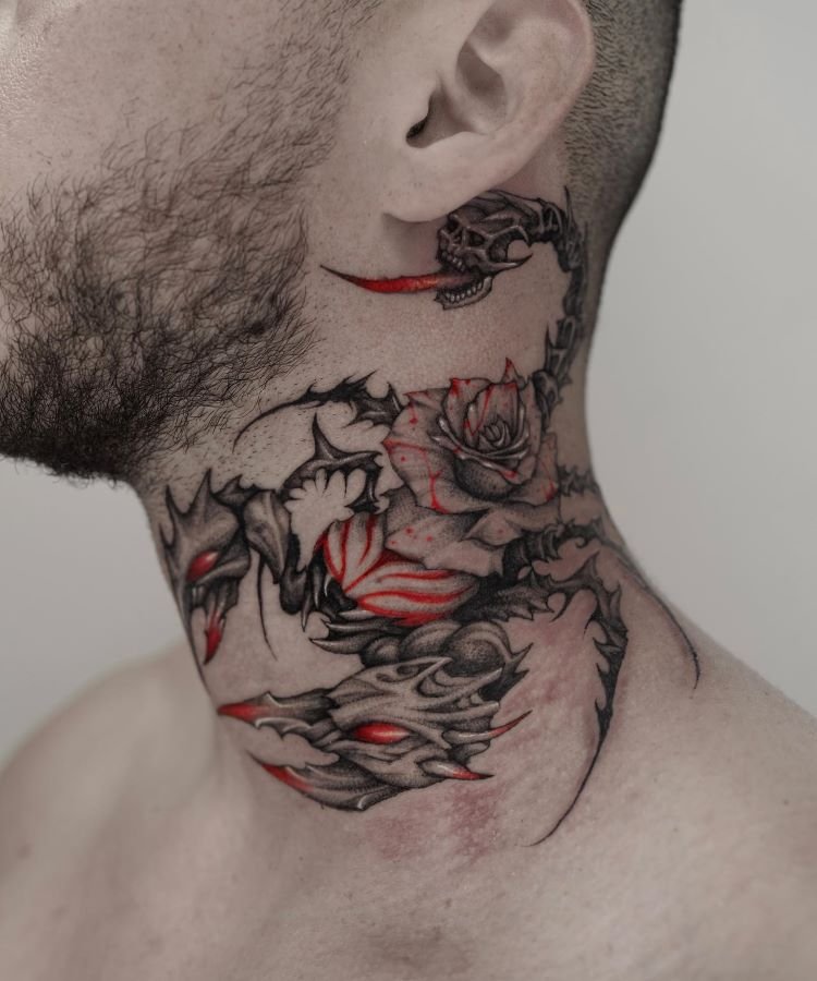tatuagem-masculina-no-pescoco-25 A imagem mostra uma pessoa de costas, com cabelo curto e barba. Ela tem uma tatuagem no pescoço de dois dragões simétricos, com detalhes em vermelho e preto. A tatuagem começa na base do pescoço e se estende até a parte superior das costas.