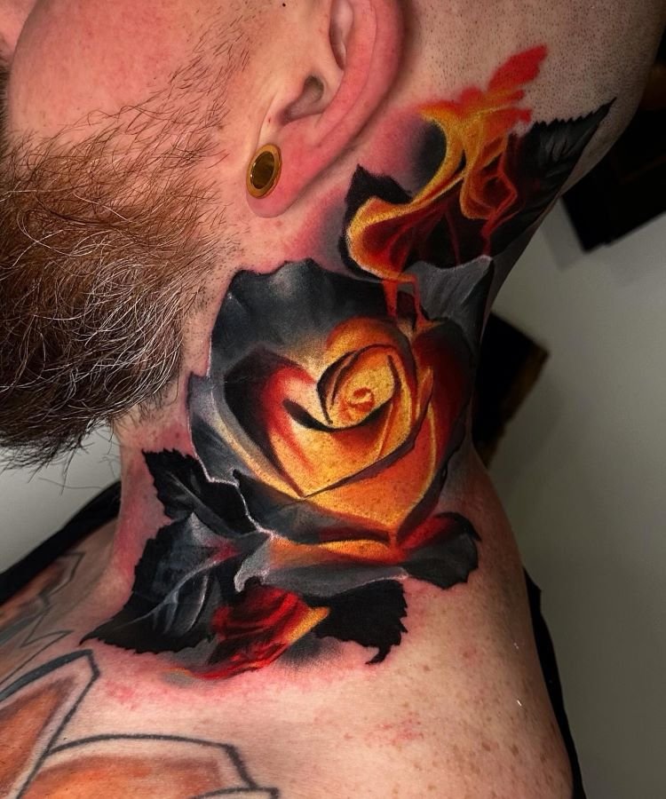 tatuagem-masculina-no-pescoco-8 A imagem mostra uma pessoa de perfil com barba ruiva e alargador dourado na orelha. Ela tem uma tatuagem no pescoço de uma rosa vibrante em tons de amarelo e laranja, com folhas e detalhes em preto. A tatuagem cobre a lateral do pescoço até o ombro.