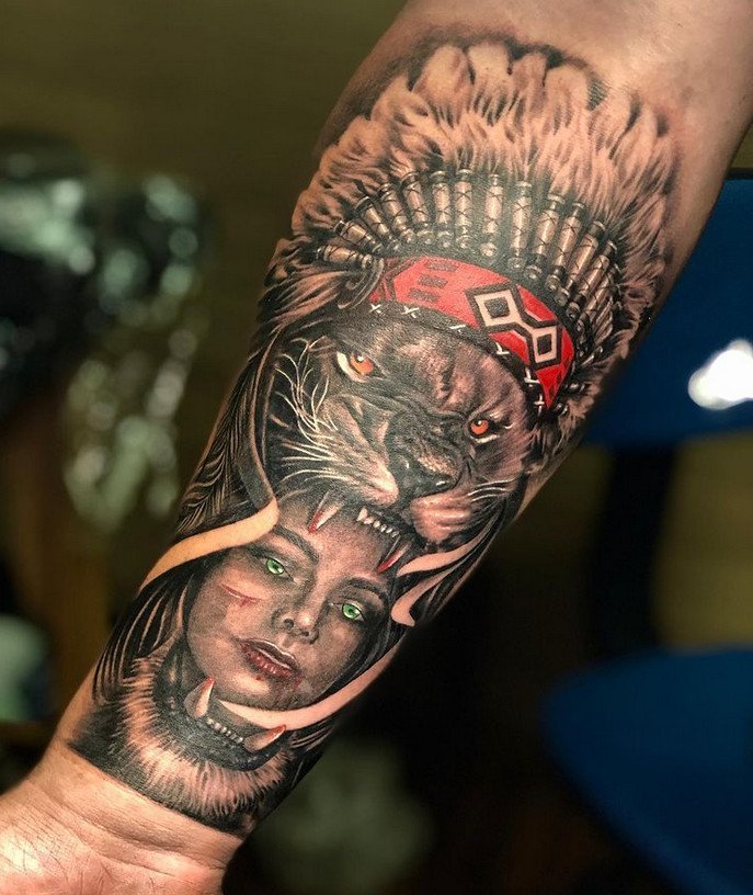 tatuagem super realista de rosto de mulher com leao e coca indigena