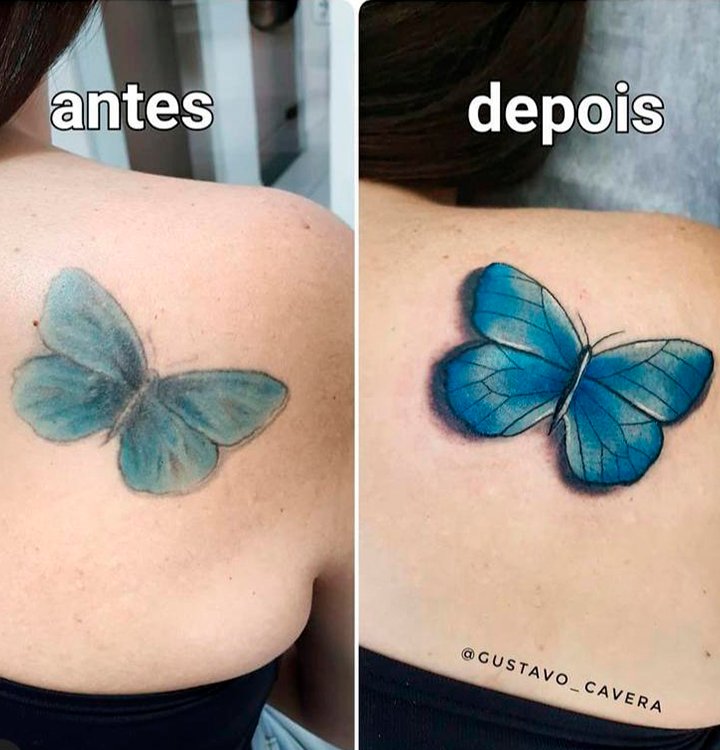 Cobertura de tatuagem - Antes e depois do cover-up da tatuagem da borboleta azul Duas fotos das costas de uma pessoa, uma foto do lado da outra. A primeira mostra uma tatuagem de borboleta desgastada. A segunda foto é da mesma tatuagem de borboleta com cores e linhas mais intensas e mais bonitas.
