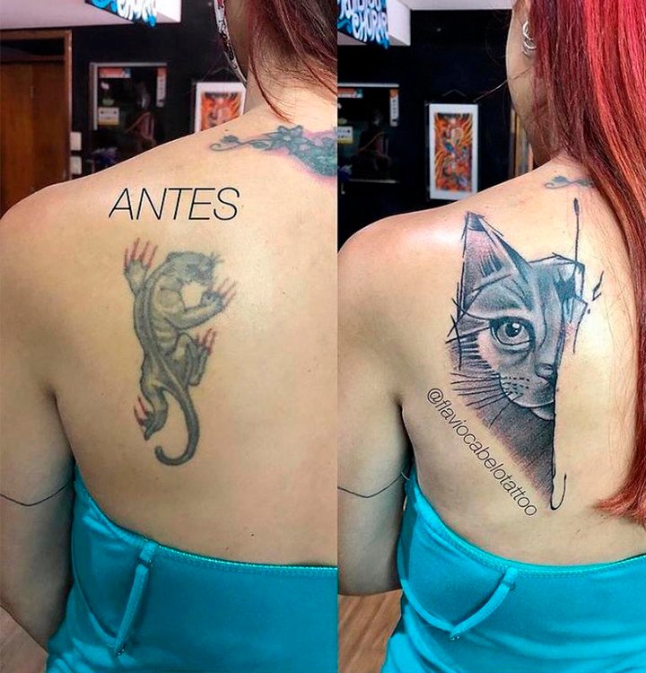 tatuagem_coberta_gato Duas fotos das costas de uma pessoa, uma foto do lado da outra. A primeira mostra uma tatuagem de uma pantera de corpo inteiro, desgastada. A segunda foto é das mesmas costas, com a primeira tatuagem coberta por outra: da metade do rosto de um gato cinza.