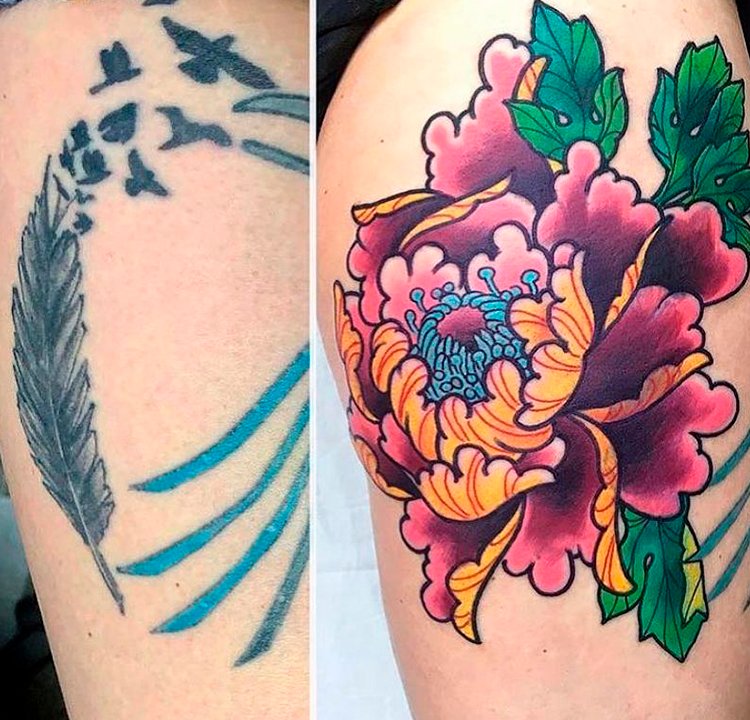 Cobertura de tatuagem grande no braço Tatuagem de uma pena azul e pássaros. Ela foi coberta por outra tatuagem, maior, de uma flor colorida.