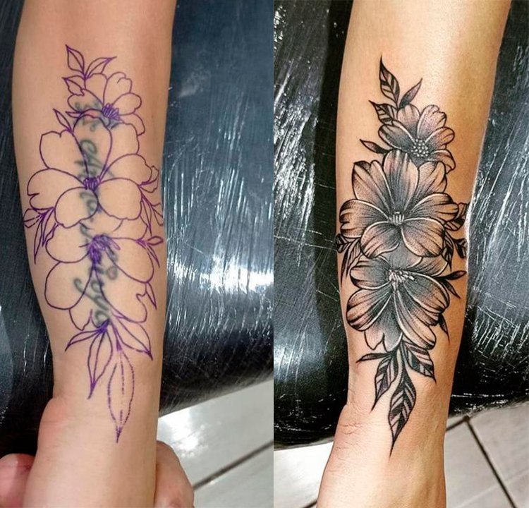 Tatuagem no braço Foto da cobertura de uma tatuagem de texto no braço. A tatuagem nova é uma de flores preto e branco.
