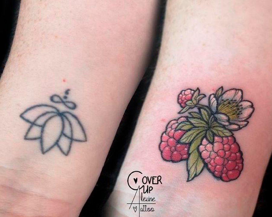 Cobertura de tatuagem no pulso Duas fotos lado a lado. A primeira mostra o pulso de uma pessoa com uma tatuagem preta de um símbolo de uma flor. A segunda é uma tatuagem de frutas vermelhas que cobrem a tatuagem antiga de flor.