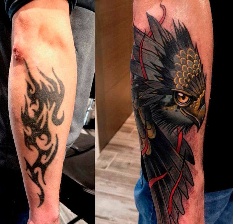 Cobertura de tatuagem grande no braço A primeira tatuagem é uma tribal preta. A segunda é de um pássaro preto, com detalhes em vermelho.