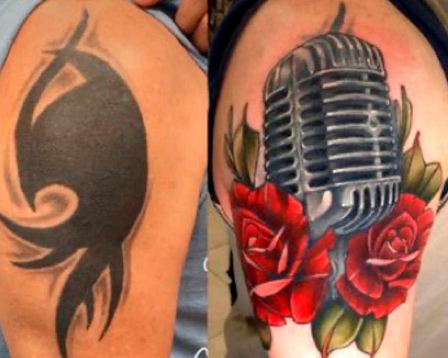 Cobertura de tatuagem grande no braço Cobertura de uma tatuagem preta, com outra de um microfone colorido cercado por rosas vermelhas.