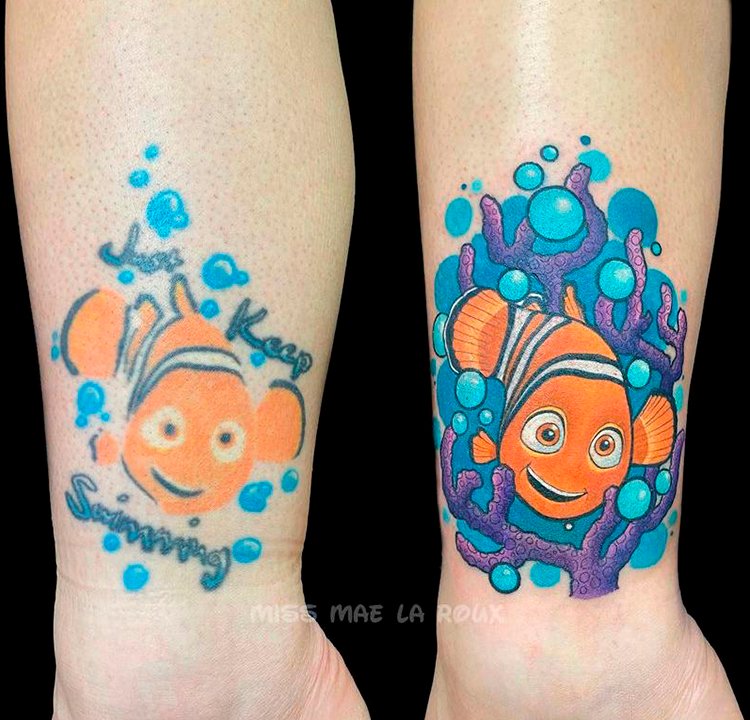 Cobertura de tatuagem colorida no braço Antes e depois de uma tatuagem colorida do peixe Nemo da Disney.
