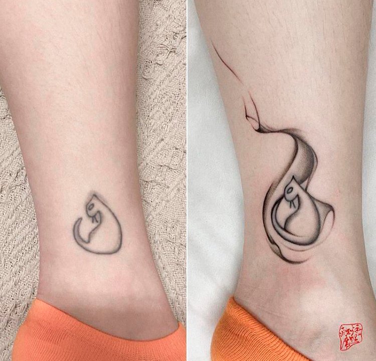 Tatuagem no tornozelo Tatuagem de um gato, substituída por uma tatuagem de um gato melhorada.