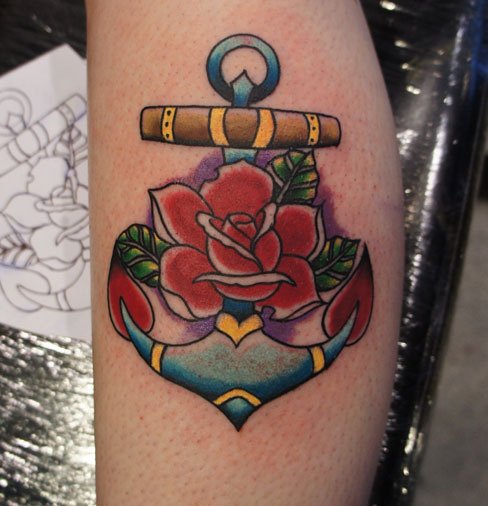 Tatuagem de âncora azul com flores, tudo no estilo Old School