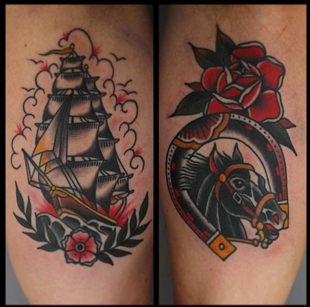 Duas tatuagens old school em preto e vermelho: uma de barco com flor e outra de cavalo, com ferradura e flor